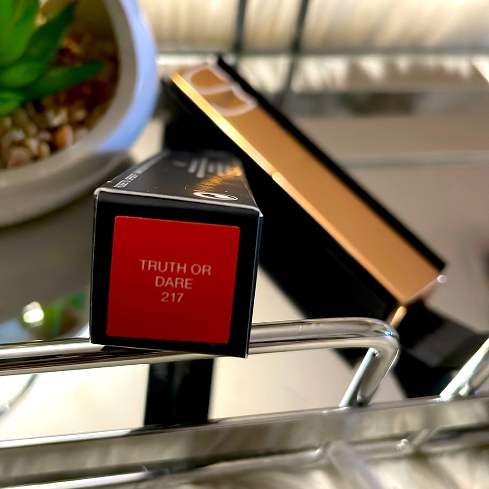 🖤🩷NARS®️ AFTERGLOW
SENSUAL SHINE
LIPSTICK “Truth or Dare” #217 🩷🖤